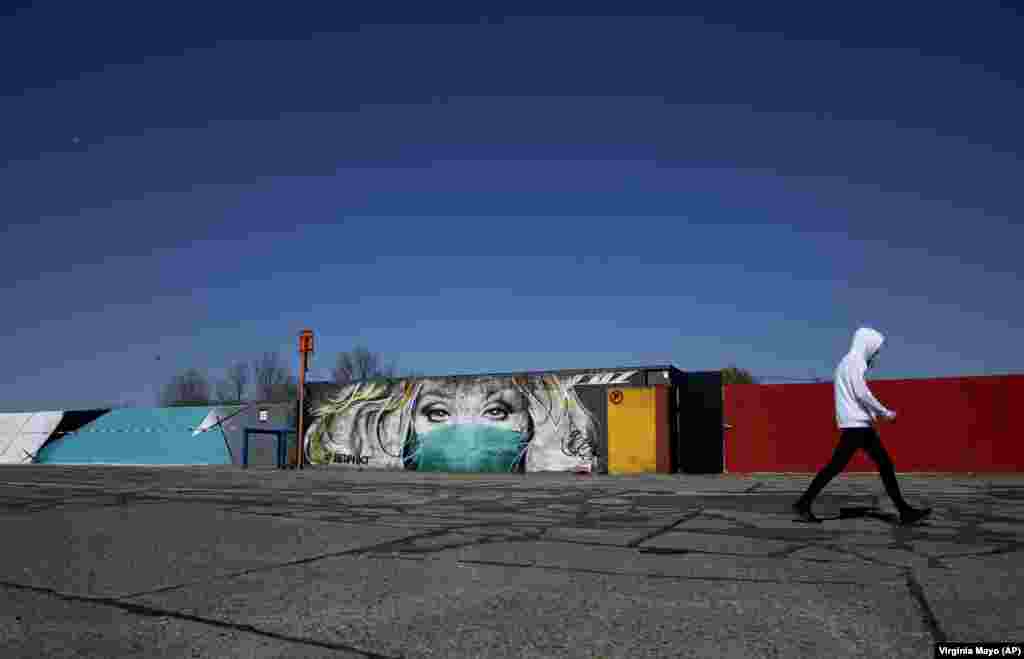 Мурал на здравствен работник во Витерен, Белгија.