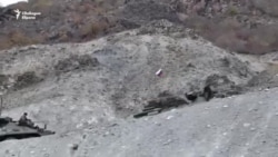 Арменци палят къщите си и напускат града, върнат на Азербайджан