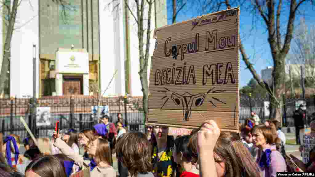 Participanții la marș au făcut popasuri la mai multe instituții publice - inclusiv Primăria, Guvernul și Președinția (în imagine) &ndash; unde au scandat &bdquo;cea mai mică lovitură nu e dragoste, ci ură&rdquo;, &bdquo;vrem siguranță pe stradă și acasă&rdquo; și &bdquo;educați sexuală e necesară și prioritară&rdquo;.