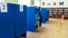 O femeie la o secție de votare din Chișinău. 
