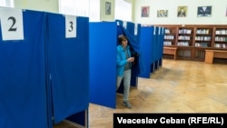 O femeie la o secție de votare din Chișinău. 
