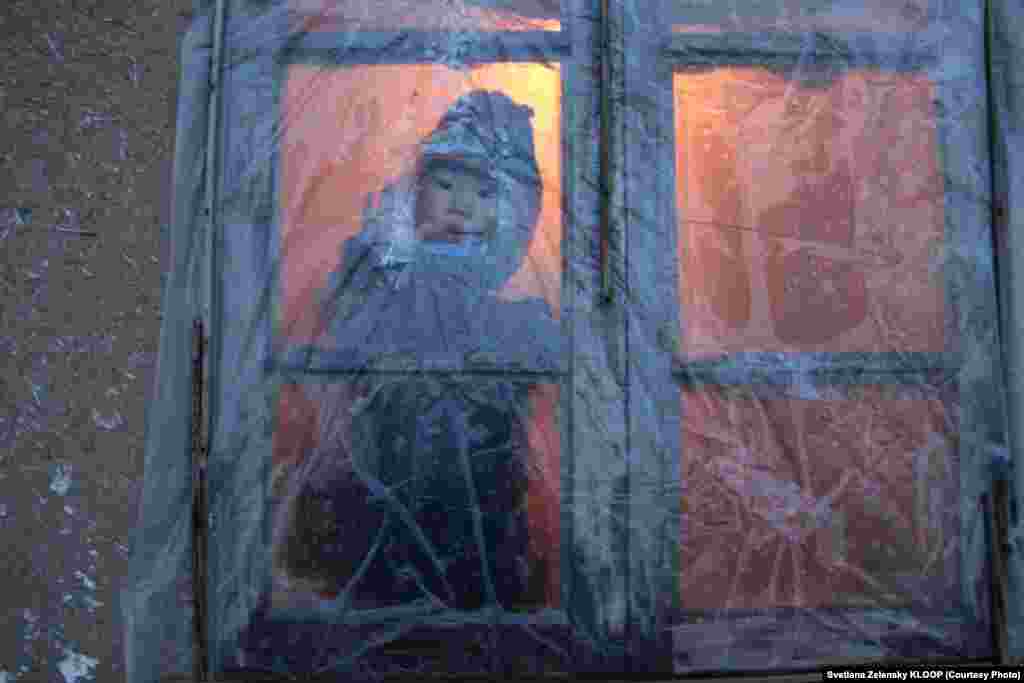 Зимой Гулбубу-эже обтягивает окна полиэтиленовой пленкой, чтобы сохранить тепло внутри дома