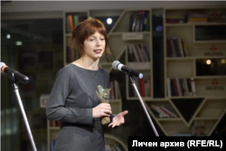 Неда Узунколева с наградата „Перото“ в категория „Дебют“