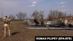 Украински војници позираат до уништен руски хеликоптер