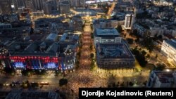 Demonstrues antiqeveritarë në një protestë të thirrur në Beograd nga nxënësit e shkollave të mesme, më 1 shtator 2025.