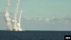 Imagine de arhivă: Fregata rusă Amiral Grigorovici lansează rachete de croazieră Kalibr împotriva unor ținte din Siria, în largul coastelor siriene, 15 noiembrie 2016.