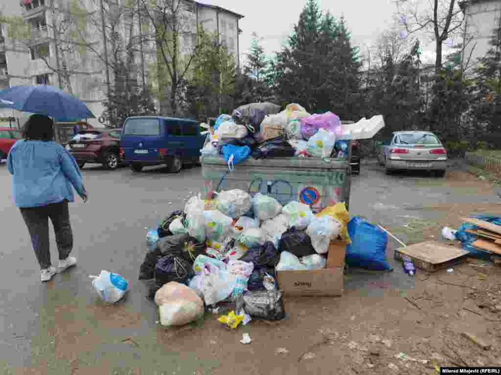 Kontejnere u jednom od naselja u banjalučkoj Mjesnoj zajednici Starčevica, po tvrdnjama mještana, niko nije ispraznio već nekoliko dana.Građani kažu da su primorani da smeće ostavljaju pored kontejnera.Razlog je štrajk radnika regionalne deponije u Ramićima kod Banjaluke, koja umjesto 24 časa dnevno radi samo šest sati.To je prouzrokovalo gomilanje otpada u brojnim banjalučkim naseljima.