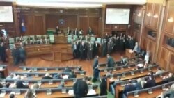 Gaz lotsjellës sërish në Kuvend