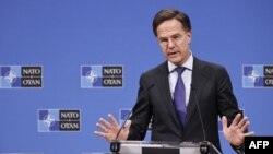 Secretarul general al NATO, Mark Rutte, susține o conferință de presă după reuniunea miniștrilor apărării ai Alianței, la sediul NATO din Bruxelles, pe 13 februarie 2025.