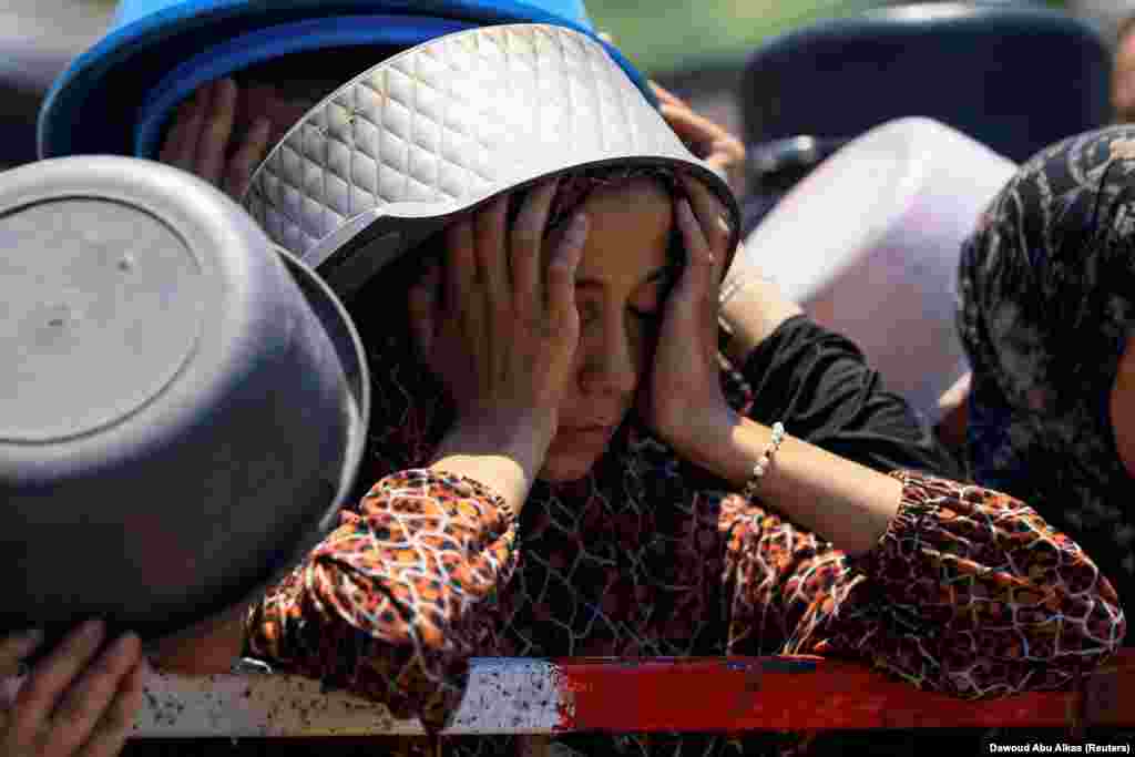 O adolescentă din Gaza, în așteptarea mâncării. Dr. Rik Peeperkorn, reprezentant al Organizației Mondiale a Sănătății (OMS) pentru Cisiordania și Gaza, a declarat pentru BBC că malnutriția este „în creștere alarmantă”, observând copii care par mai mici decât vârsta lor din cauza lipsei hranei.