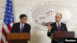 Прем'єр-міністр України Арсеній Яценюк (праворуч) та міністр фінансів Сполучених Штатів Джейкоб Лью під час брифінгу у Києві. 13 листопада 2015 року