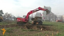 Студенти протестираат, багерите си работат