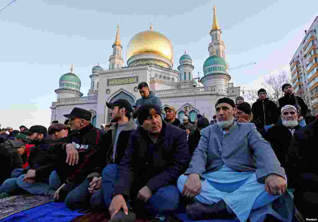 Muslimanski vernici na jutarnjoj molitvi ispred Centralne džamije u Moskvi.