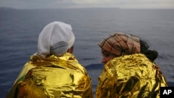 Aproape 190 de mii de oameni au traversat în 2023 Mediterana, înspre Europa, încercând să scape de conflict sau în căutarea unei situații economice mai bune. Unele guverne din UE au răspuns cu politici imigraționiste mai dure, ba chiar cu pedepsirea salvatorilor pe mare. 