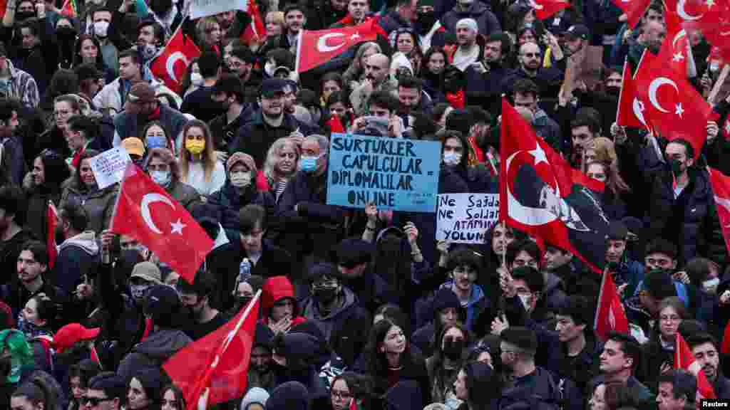 A 22 éve hatalmon lévő Recep Tayyip Erdoğan elnök legfőbb politikai riválisát vesztegetéssel és terroristacsoport segítésével vádolják