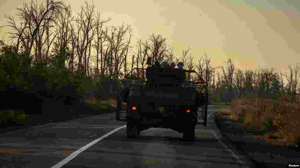 Drónelhárító ketreccel felszerelt ukrán páncélozott jármű Szlovjanszk külterületén