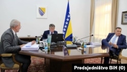 Šefik Džaferović (lijevo), Željko Komšić (u sredini) i Milorad Dodik na sjednici Predsjedništva, Sarajevo, avgust 2021.