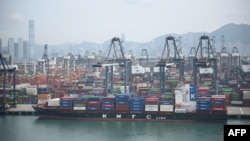 O navă de containere este andocată la terminalul de containere Kwai Chung din Hong Kong. 10 aprilie 2025.