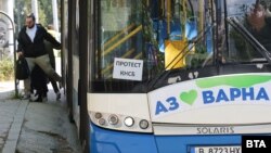 Снимката е от 14 април. Тогава във Варна се проведе символичен протест в подкрепа на шофьорите от градския транспорт в София.