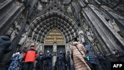 Policijske kontrole ispred katedrale u Kelnu, 24. decembar 2023. 