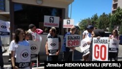 «Позор, позор!» – начинала кричать малочисленная, но шумная группа молодых людей каждый раз, как у входа в «Шератон Метехи палас» появлялись представители «Грузинской мечты»