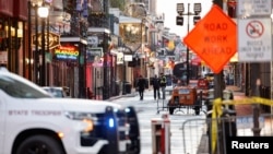 Oamenii legii la locul atacului de Anul Nou de la New Orleans, care ar putea avea legături cu gruparea Stat Islamic. 