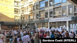 Okupljanje je počelo na platou kod Filozofskog fakuleta u Beogradu, 2. jul 2025.