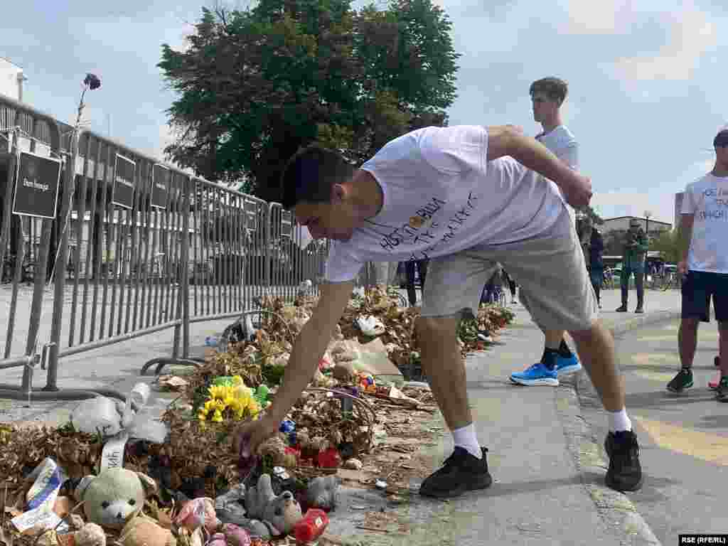 Studenti su položili vence na Železničkoj stanici u Novom Sadu, gde je u padu nadstrešnice 1. novembra 2024. poginulo 16 ljudi, 25. april