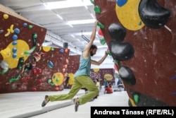 Bogdan Micu se antrenează în sala de cățărat NaturalHigh din Brașov.