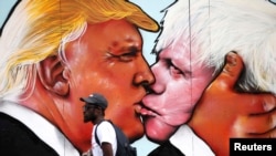 Mural - poljubac Donalda Trampa i Borisa Džonsona, Bristol