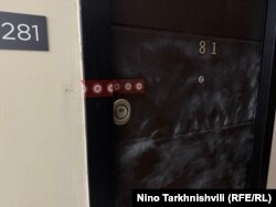 Дверь квартиры, где семья проживала в течение нескольких дней до гибели. 7 октября 2025 ода.