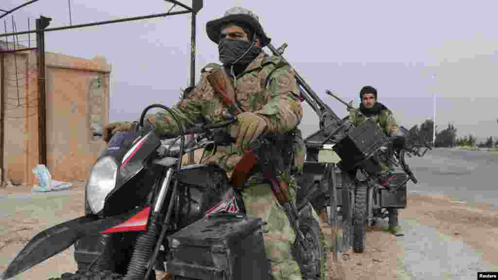 Felkelők a szíriai Homsz környékén 2024. december 7-én.&nbsp;Egy nappal később a szíriai lázadók bejelentették, hogy átvették az ellenőrzést a főváros, Damaszkusz felett is