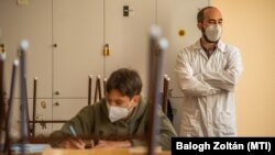 Egy tanár felügyel a matematika írásbeli érettségin a fővárosi Kőrösi Csoma Sándor Baptista Gimnáziumban 2021. május 4-én