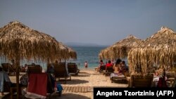 Плажа во Грција за време на туристичка сезона во ковид пандемија