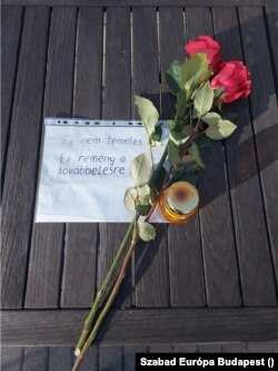 Virágok a Klubrádió szerkesztőségének budapesti épületénél 2021. február 14-én, másnaptól már csak interneten hallható az adás.