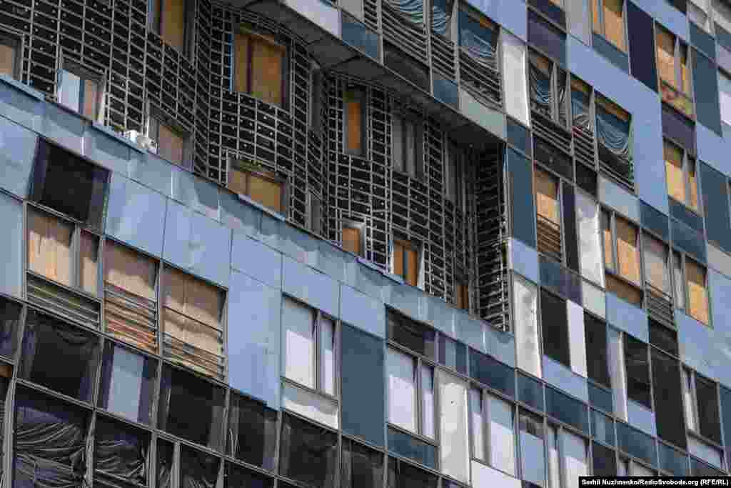 Dio moderne zgrade dječje bolnice čiji su prozori razbijeni eksplozijom.Neki dijelovi bolnice su i dalje van funkcije.