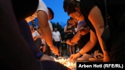 Ljudi pale sveće u čast Agona Zejnulahua koji je preminuo u Lipljanu, 8. jula 2025.