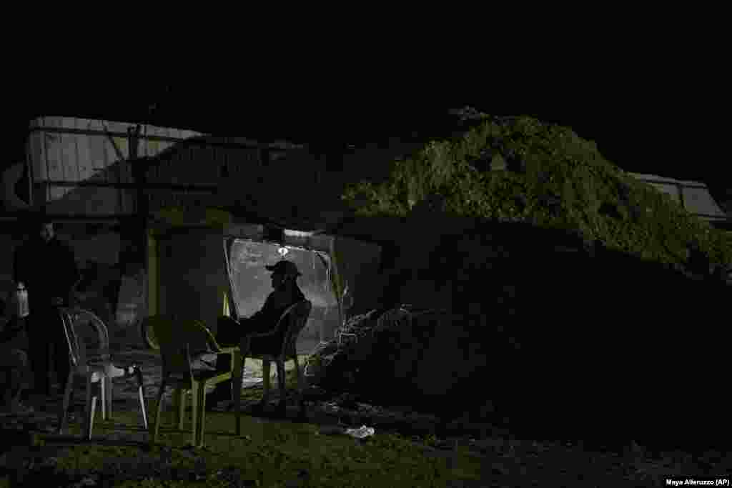 Strehimorja e improvizuar kundërajrore e familjes Gaboa, në jug të Izraelit, më 17 qershor.