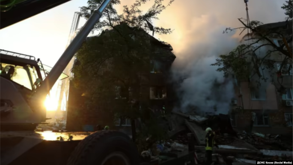 A kijevi városvezetés szerint a drón- és rakétatámadás legalább nyolc ember életét követelte és több tucatnyian megsérültek