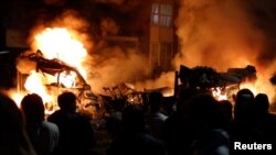 Incendii în timpul revoltelor din districtul Harehills din Leeds, pe 18 iulie.