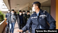 Activistul pro-democrație Lester Shum este ridicat de poliție 