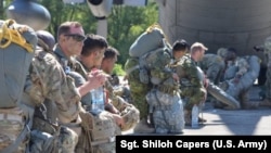 Pripadnici 173. padobranske brigade Vojske SAD ispred aviona C-130 Hercules u Mađarskoj, arhivska fotografija 