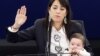 Член Європейського парламенту з дитиною під час сесійного засідання в Страсбурзі, 8 березня 2012 року