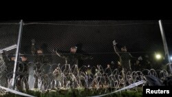 A határkerítés építése