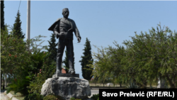 Spomenik Dedu Đou Ljuljiju, u centru Tuzi