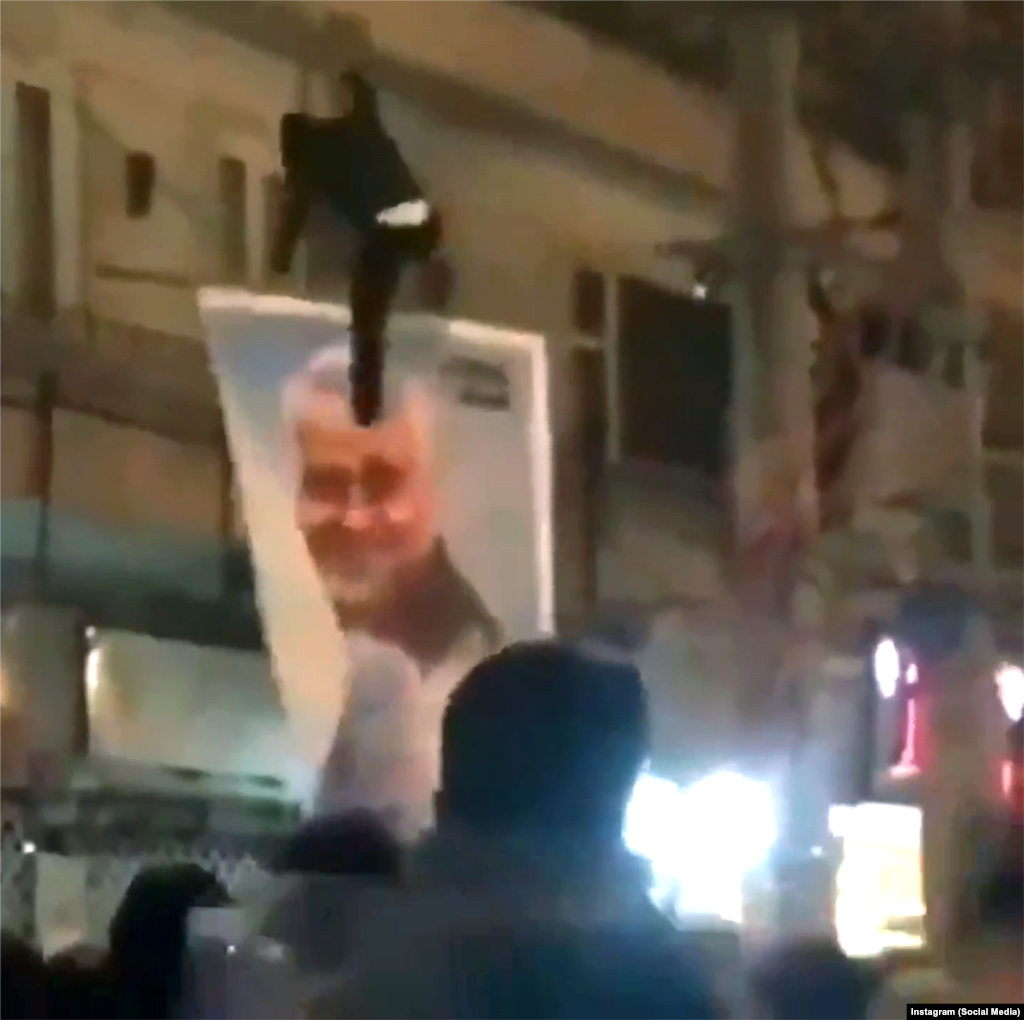 Një protestues shkel një poster të komandantit të vrarë iranian, Qasem Soleimani, në Teheran më 12 janar.