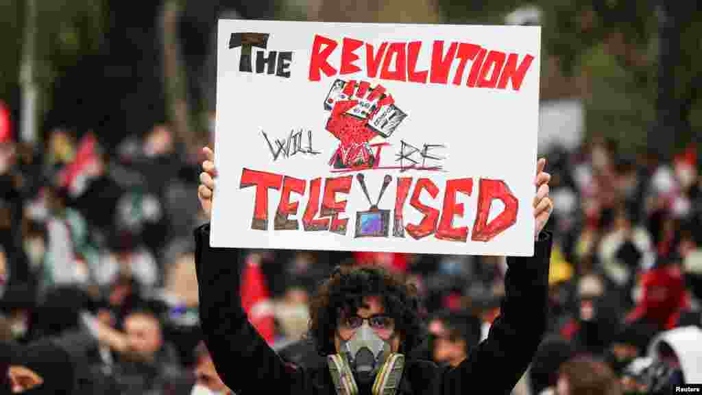 Annak ellenére, hogy számos városban betiltották az utcai gyülekezést, vasárnap már az ötödik egymást követő éjszaka tartottak – többnyire békés – kormányellenes tüntetéseket több török nagyvárosban