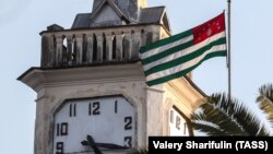 სოხუმი, დე ფაქტო აფხაზეთის რესპუბლიკის დროშა