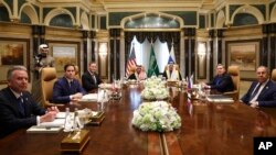 Американскиот државен секретар Марко Рубио и шефот на руската дипломатија Сергеј Лавров, и други дипломати на средба во Ријад, Саудиска Арабија. 18.02.2025