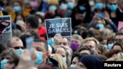 Francezët nderojnë mësuesin e vrarë 